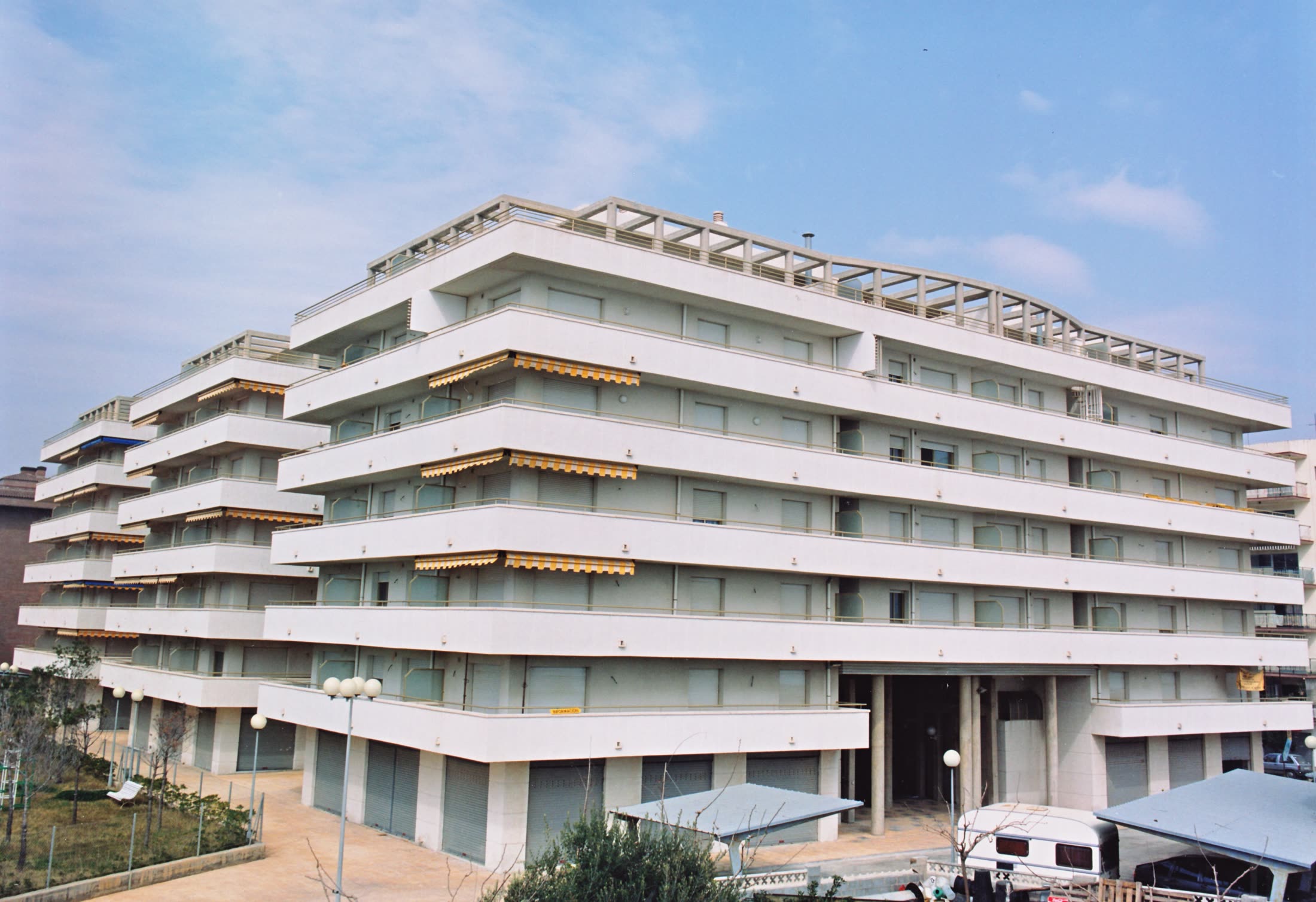 Fachada de una promoción residencial de Castro