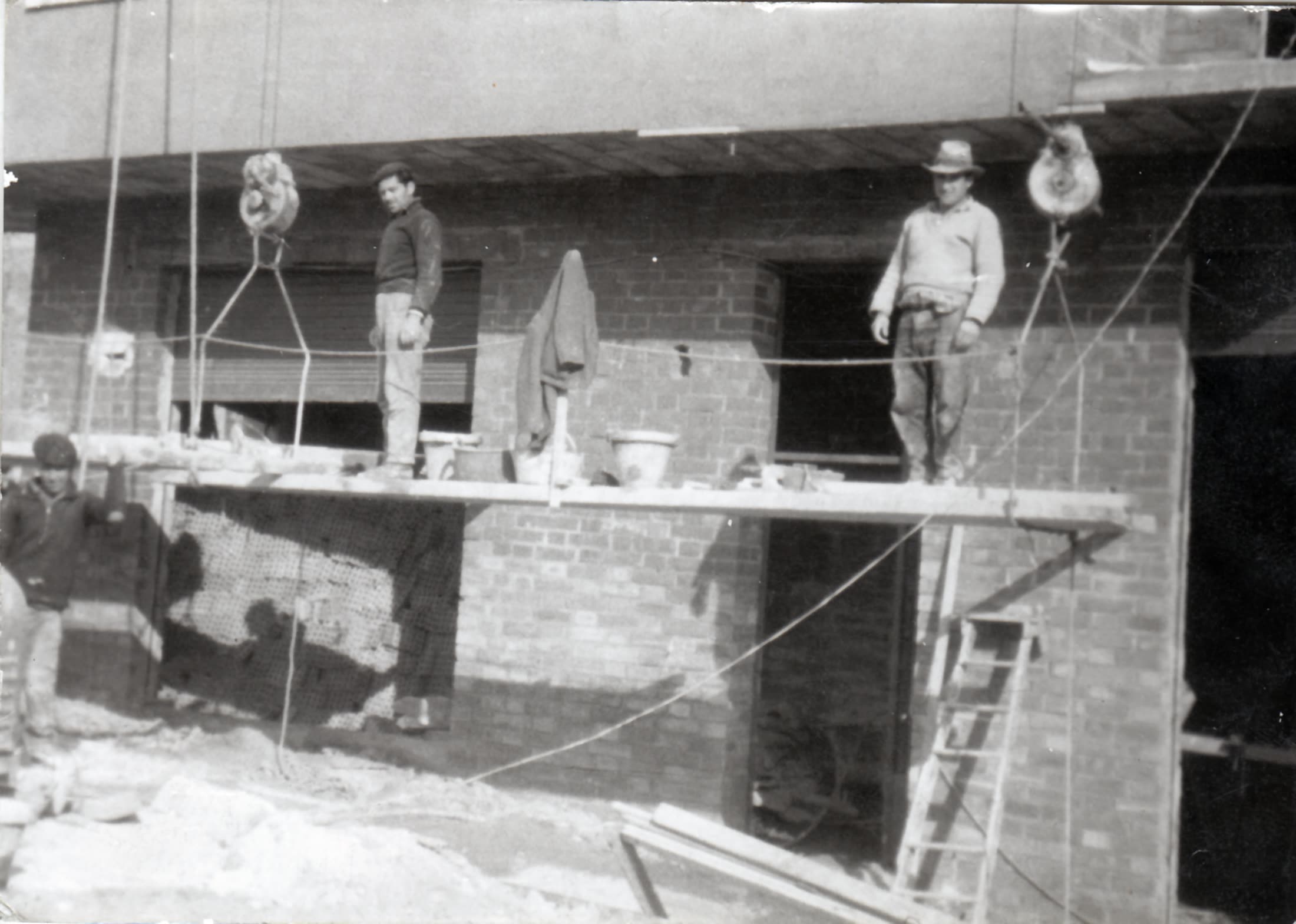 Trabajadores en una obra histórica de Castro