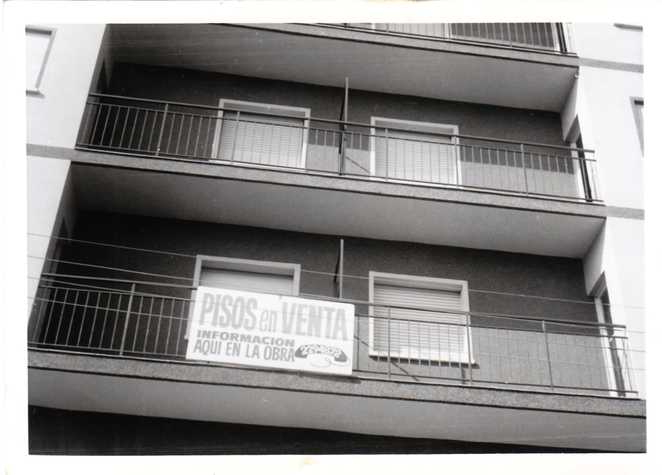 Cartel histórico de viviendas en venta en una obra de Castro