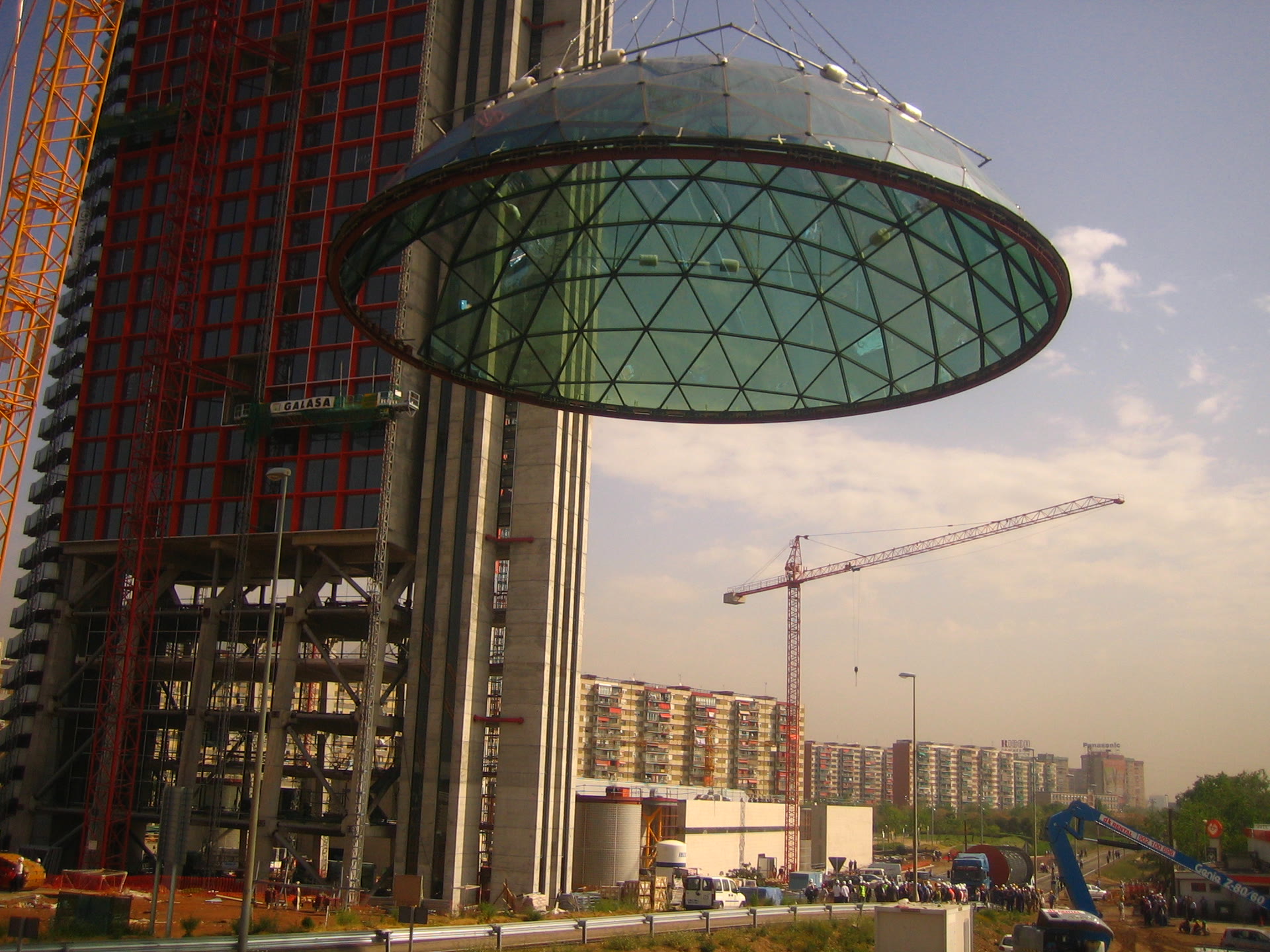 Elevación de la cúpula acristalada del Hesperia Tower durante su construcción