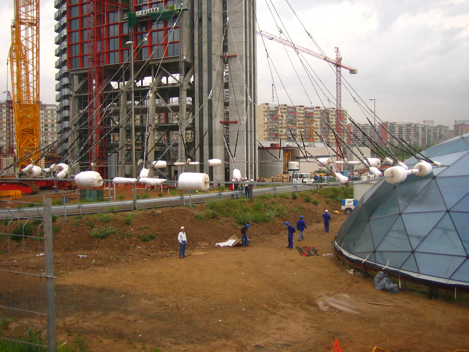 Vista general de la obra del Hesperia Tower y la operación de instalación de la cúpula
