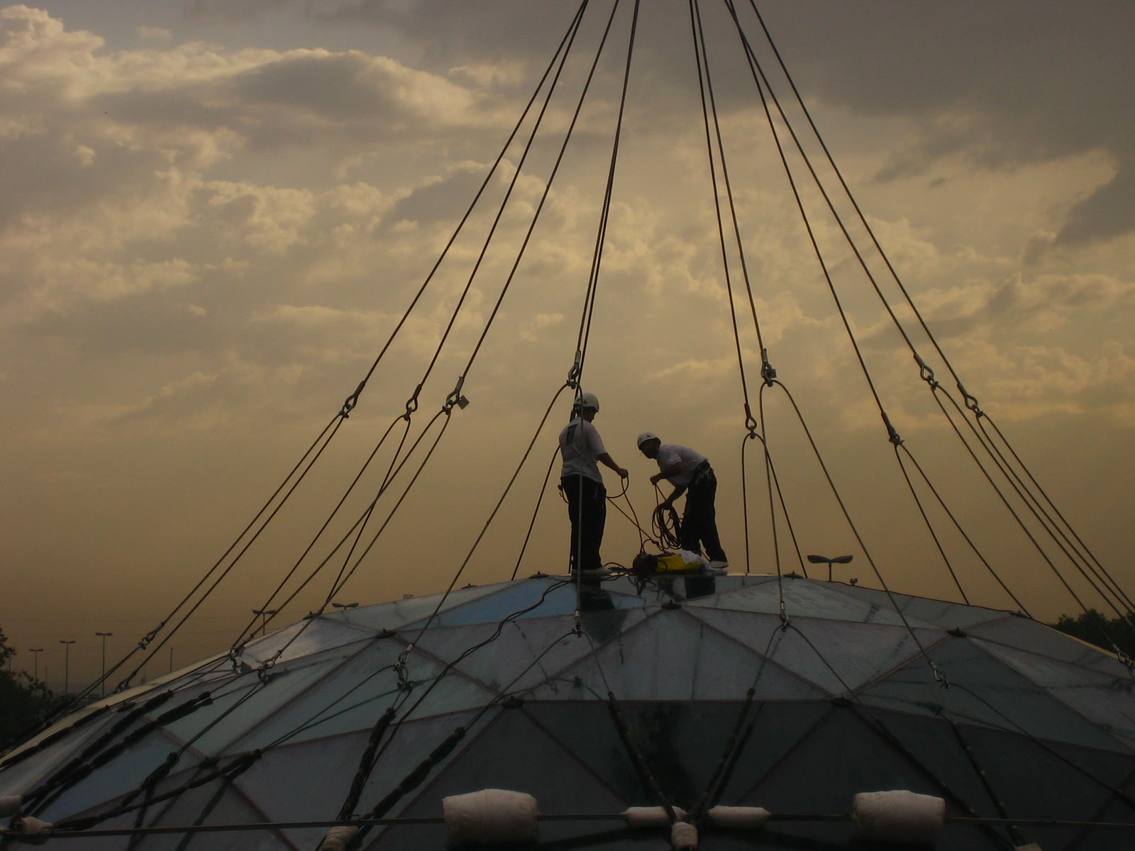 Trabajadores en la cúpula del Hesperia Tower durante su montaje